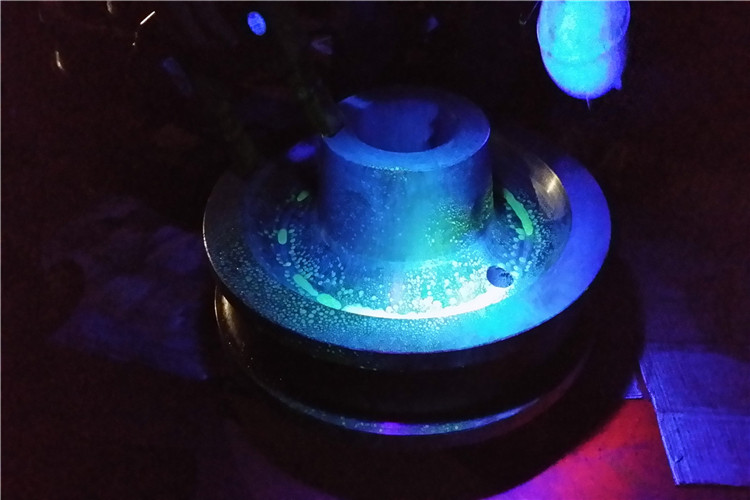 正在磁粉探傷檢測(cè)鍛件